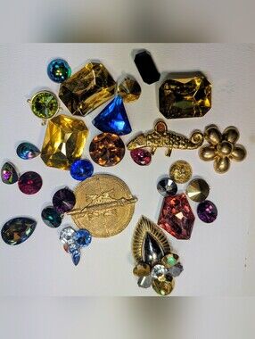 Wendy Gell jewelry supplies Swarovski stones and more.